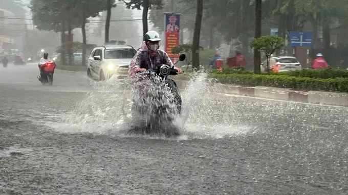 10月8日下午的强降雨导致同奈市镇边坊阮爱国街积水受淹。图:农银