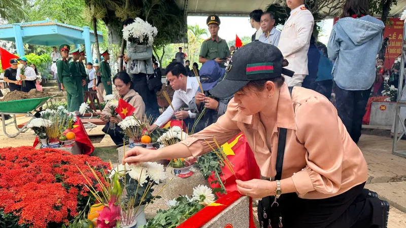 市民前往新安葬的烈士墓位前献花、上香。图:黄雄