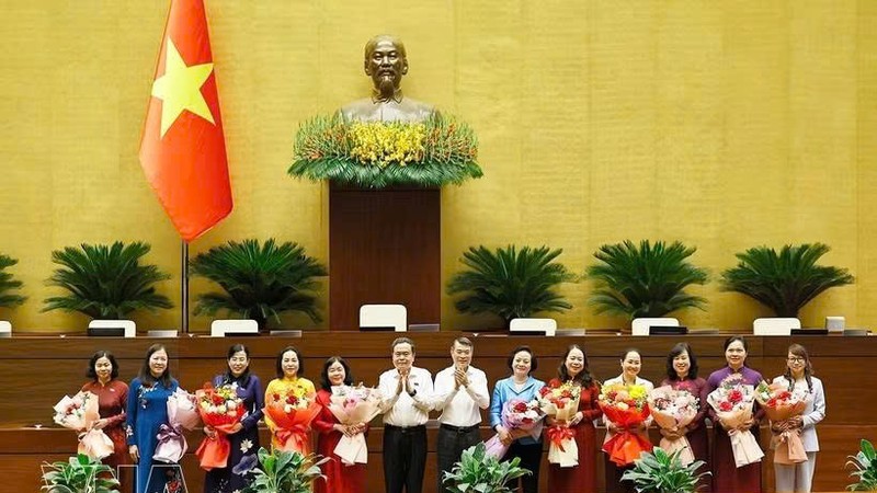 越南政府总理黎明兴和国会主席陈青敏向第十六届国会女代表赠送鲜花。图自越通社