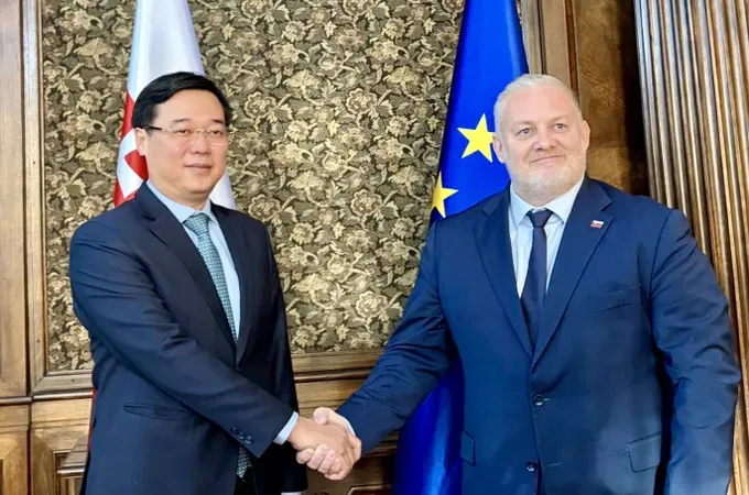 胡志明市市委常务副书记黎国峰与斯洛伐克文化部国务秘书马里奥·马鲁什卡举行工作会谈。图:明桂