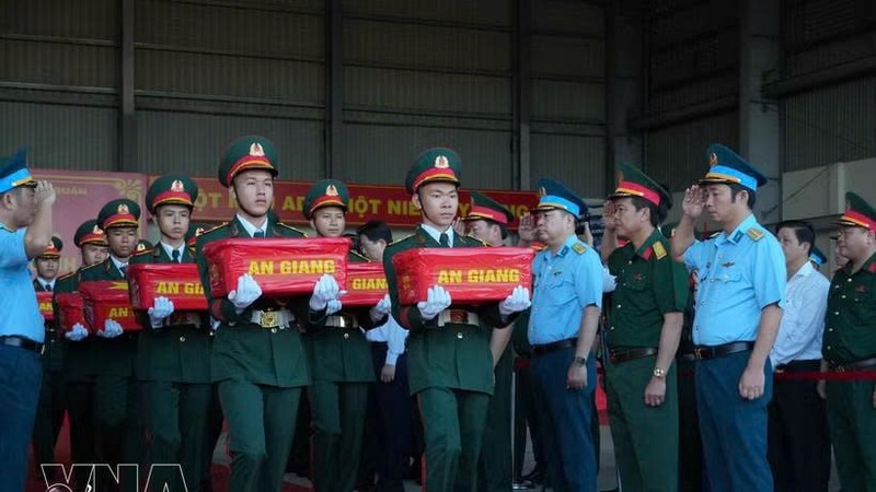 将英雄烈士遗骸样本送上军用飞机运往河内进行DNA鉴定。图自越通社
