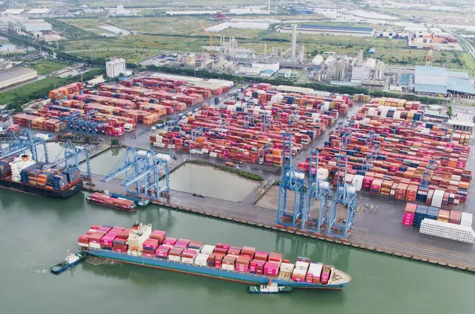 集装箱船靠泊位于胡志明市新福坊丐密港群的 TCIT 港口。图:成辉