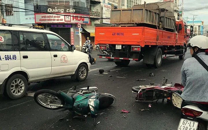 Xe tải tông 8 xe máy, 10 người nguy kịch