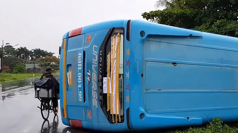 Xe khách lật trên Quốc lộ, nhiều hành khách la hét hoảng loạn