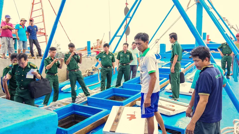 Sóc Trăng bắt tàu vận chuyển 100.000 lít dầu không rõ nguồn gốc