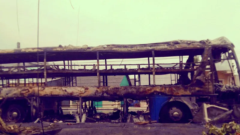 Xe khách cháy rụi trên QL 1A, nhiều hành khách hoảng hốt