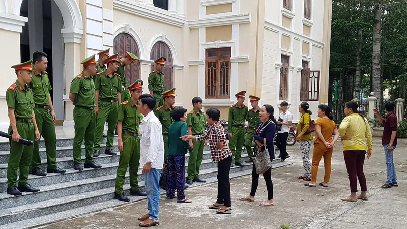 Chủ hụi lãnh án 17 năm tù, hụi viên gây náo loạn tại tòa