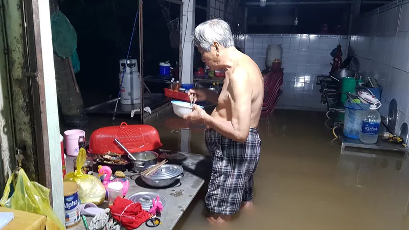 Áp lực triều cường làm vỡ đê cạnh sông Hậu