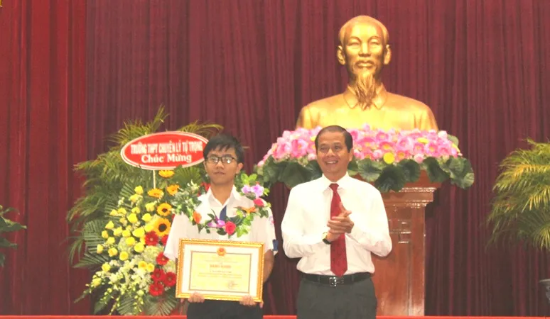 Nguyễn Bá Vinh nhận bằng khen của Chủ tịch UBND TP Cần Thơ