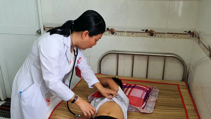 Mẹ và 4 con nhỏ ngộ độc thuốc diệt cỏ