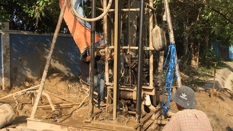 Đơn vị thi công đang khẩn trương khoan giếng nhằm ứng phó tình trạng thiếu nước sinh hoạt do hạn mặn 