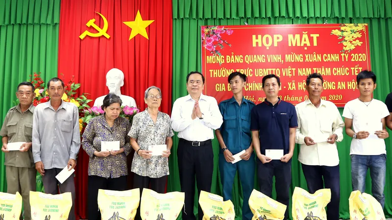 Chủ tịch Ủy ban Trung ương MTTQ Việt Nam Trần Thanh Mẫn trao quà Tết tại Cần Thơ 