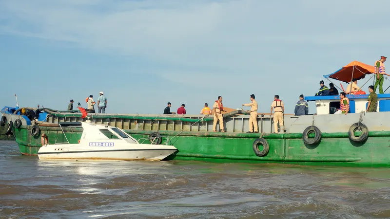 Tìm được thi thể 2 cháu bé trong vụ lật sà lan trên sông Hậu