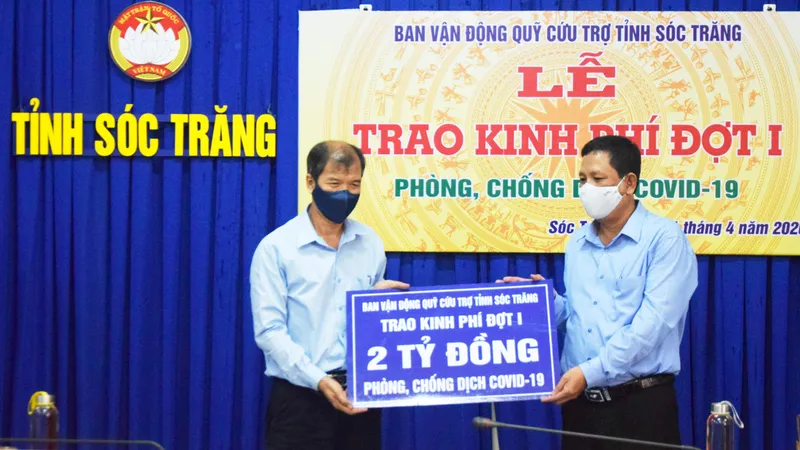 Trao 2 tỷ đồng ủng hộ phòng chống dịch Covid-19 cho Sở Y tế Sóc Trăng
