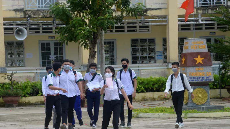 Nhiều thí sinh cho biết đề thi Ngữ Văn năm nay khá dễ, vừa sức và sẽ có nhiều điểm 6 và 7. Ảnh: TUẤN QUANG