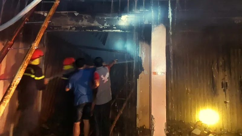 Tiệm vàng bùng cháy dữ dội