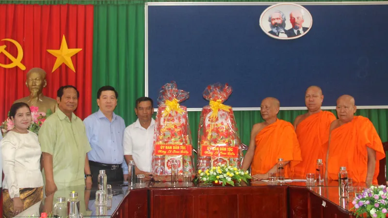 Thăm hỏi, chúc mừng lễ Sene Dolta đồng bào Khmer tại Sóc Trăng
