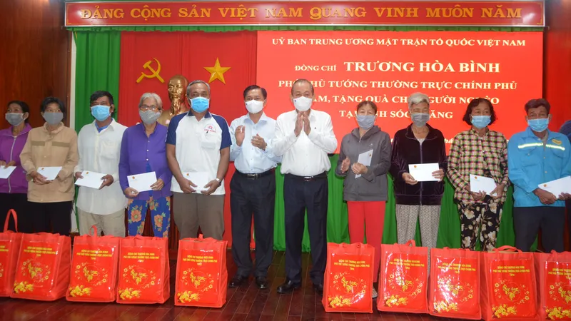 Đồng chí Trương Hòa Bình thăm, tặng quà Tết bà con nghèo tại Sóc Trăng