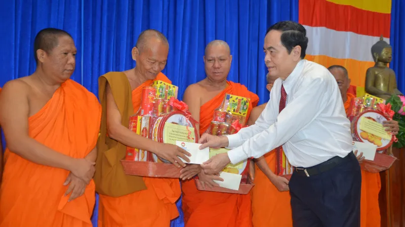 Đồng chí Trần Thanh Mẫn thăm, chúc Tết cổ truyền Chôl Chnăm Thmây