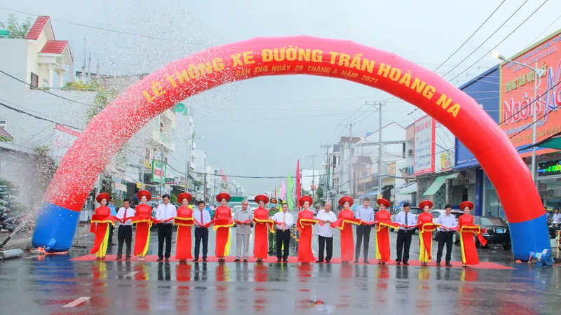 Nghi thức thông xe đường Trần Hoàng Na. Ảnh: TUẤN QUANG