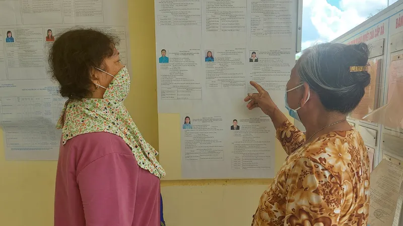 Cử tri là đồng bào dân tộc Khmer tại Sóc Trăng tìm hiểu thông tin những người ứng cử. Ảnh: TUẤN QUANG