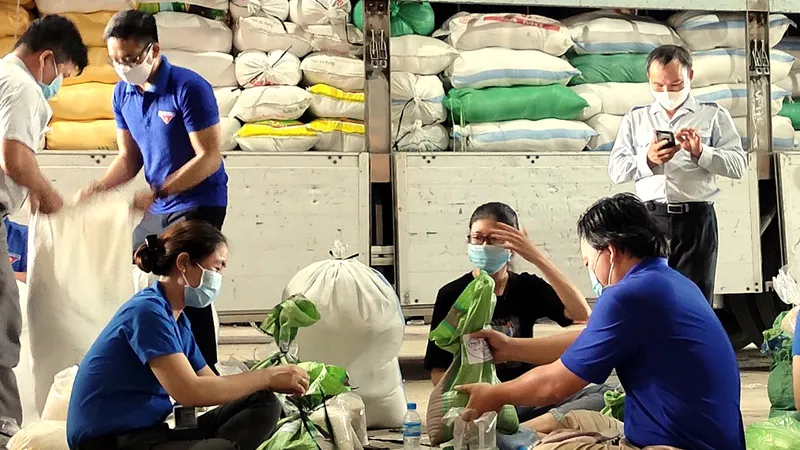 Hơn 60 tấn hàng thiết yếu tiếp tục được chuyển đi hỗ trợ người dân TPHCM