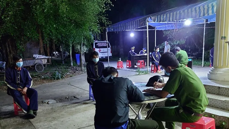 Đội mai táng thuê xe cấp cứu để vượt chốt kiểm dịch Covid-19 đi phục vụ đám tang