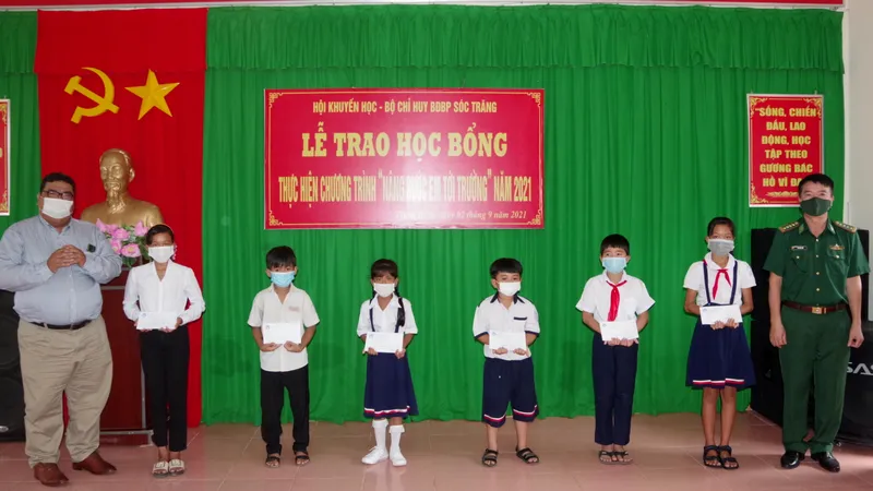 Sóc Trăng trao 200 suất học bổng cho học sinh khó khăn 