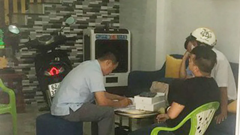 Lực lượng chức năng khám xét nhà riêng của bị can Trương Châu Hữu Danh tại Long An