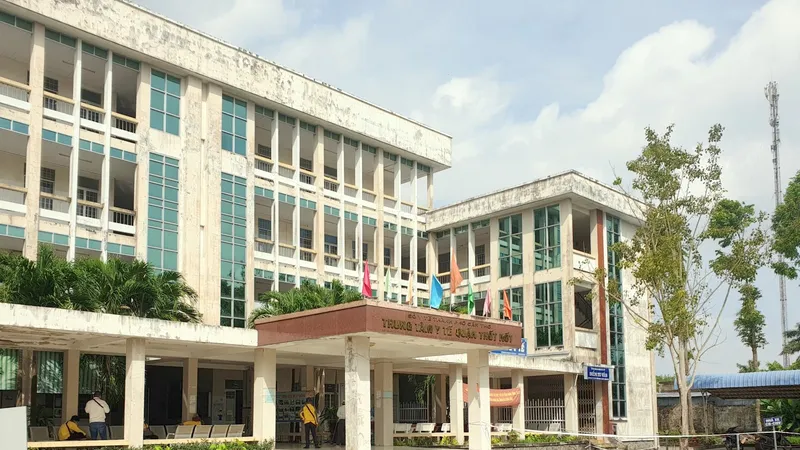 Vụ tiêm vaccine cho bé gái 13 tuổi: Đình chỉ công tác 2 cán bộ y tế