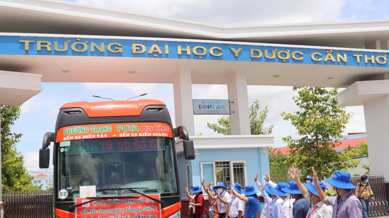 Hơn 600 cán bộ, sinh viên Trường Đại học Y Dược Cần Thơ lên đường hỗ trợ Kiên Giang