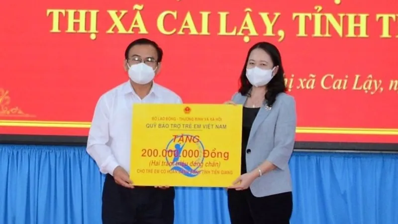 Phó Chủ tịch nước Võ Thị Ánh Xuân trao tặng 200 triệu đồng cho trẻ em có hoàn cảnh đặc biệt khó khăn trên địa bàn tỉnh Tiền Giang