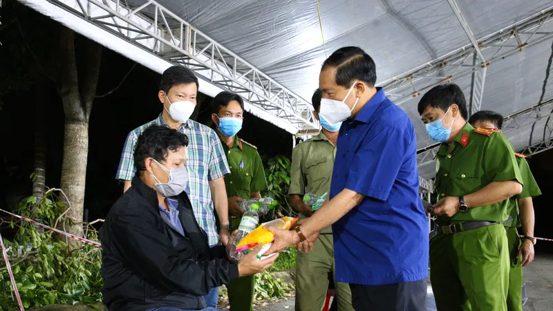 Giám đốc Công an TP Cần Thơ trao quà cho người dân về quê