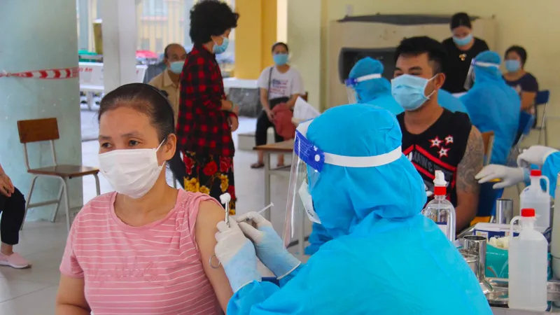 TP Cần Thơ đang khẩn trương tiêm vaccine cho người dân. Ảnh: TUẤN QUANG
