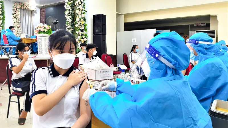 Học sinh tại trường THPT TP Sóc Trăng được tiêm vaccine mũi 2. Ảnh: TUẤN QUANG