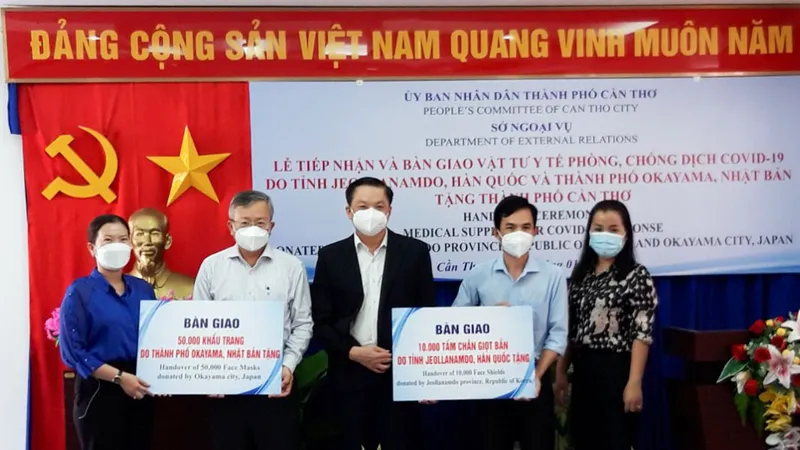 Cần Thơ tiếp nhận hỗ trợ vật tư y tế từ Nhật Bản và Hàn Quốc