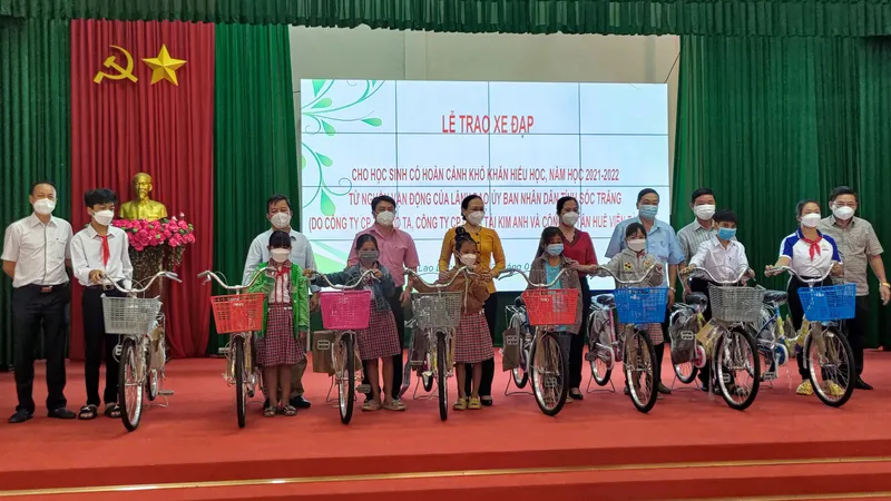 Buổi lễ trao xe đạp cho các em học sinh nghèo vượt khó học tập của tỉnh Sóc Trăng