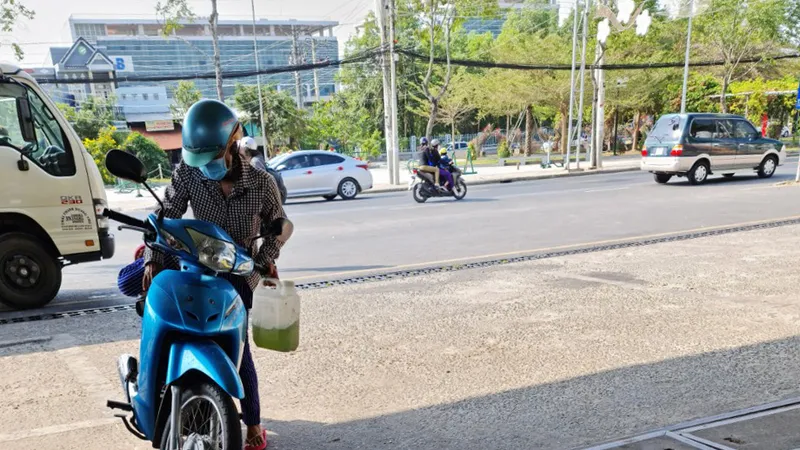 Nhiều người dân mua xăng về dự trữ