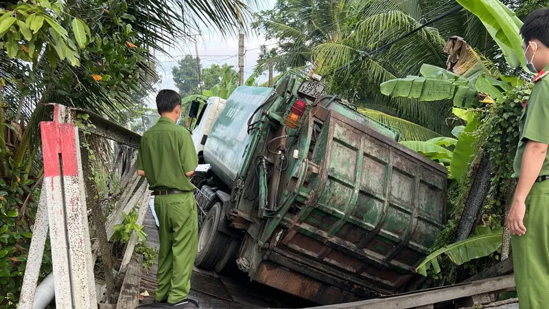 Xe chở rác 15 tấn làm sập cầu tải trọng chỉ 3,5 tấn