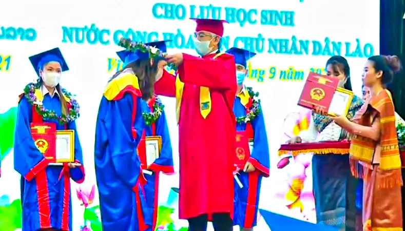 Hỗ trợ nước bạn Lào phát triển nguồn nhân lực