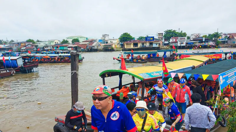 Đông đảo du khách có mặt tại Ngày hội Du lịch “Văn hóa Chợ nổi Cái Răng” lần thứ VI năm 2022