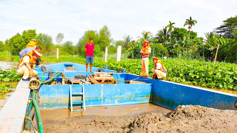 Phát hiện sà lan chở hàng trăm khối cát không rõ nguồn gốc trên sông Hậu