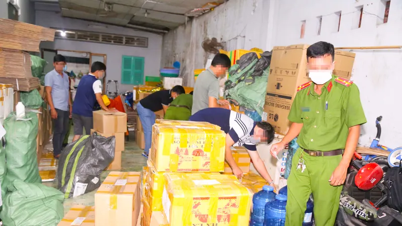 Lực lượng chức năng khám xét nơi các đối tượng làm giả thuốc thủy sản