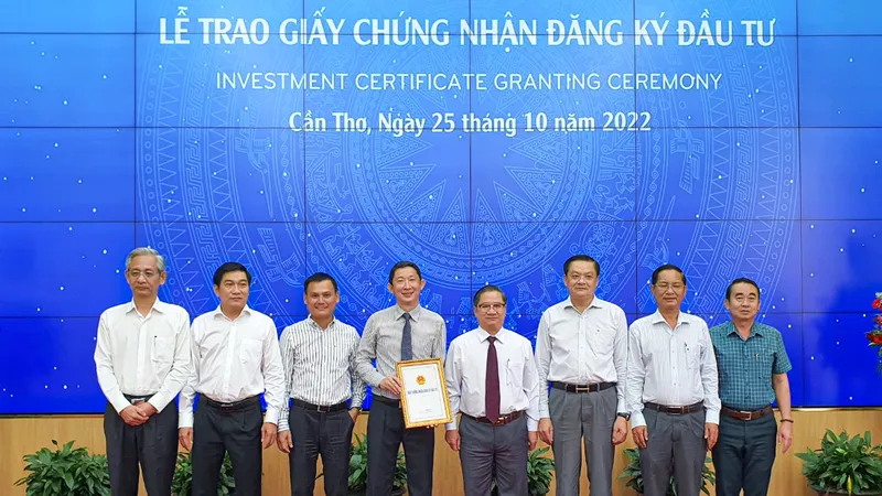 Lãnh TP Cần Thơ trao Giấy chứng nhận đầu tư Dự án đầu tư xây dựng và kinh doanh kết cấu hạ tầng Khu công nghiệp Vĩnh Thạnh (giai đoạn 1) cho các nhà đầu tư. Ảnh: TUẤN QUANG