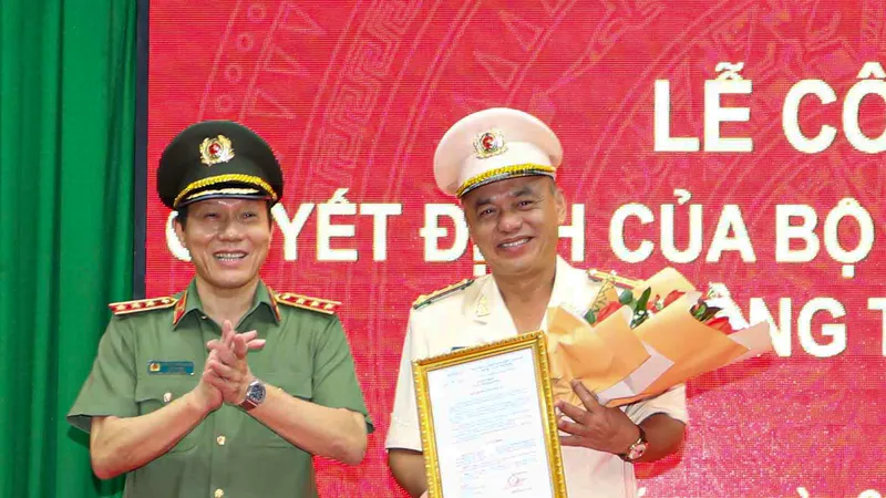 Đại tá Bùi Quốc Khánh (phải) nhận quyết định điều động, bổ nhiệm