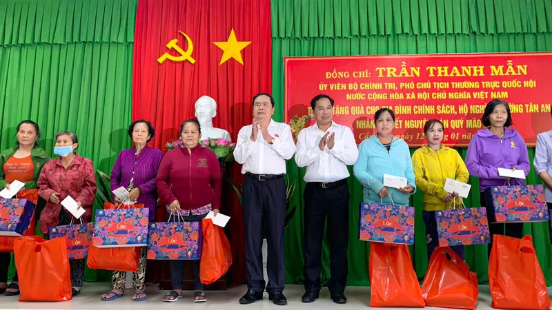 Đồng chí Trần Thanh Mẫn thăm, tặng quà tết người dân TP Cần Thơ