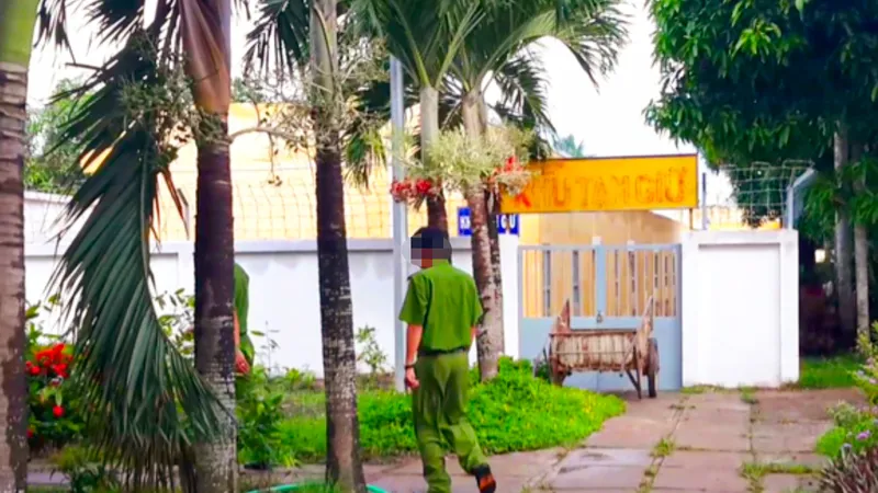 Bắt đội trưởng trại tạm giam lạm quyền trong khi thi hành công vụ