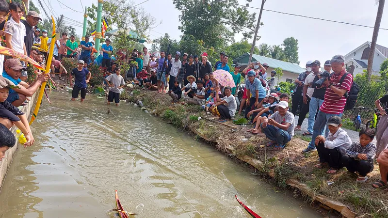 Độc đáo giải đua ghe ngo mini của các bạn trẻ đồng bào Khmer