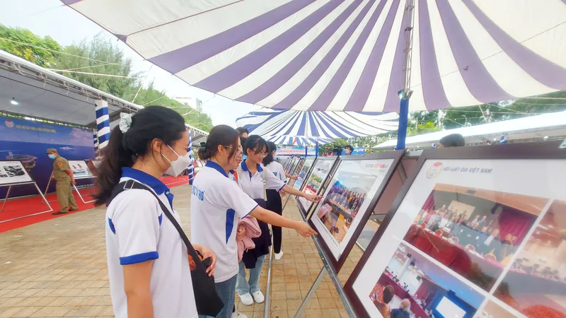 Khai mạc tuần lễ trưng bày ảnh “Luật gia Việt Nam với biển đảo quê hương”