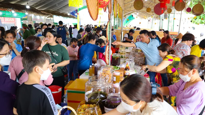 Bất chấp nắng nóng, hàng ngàn người chen chân tại Lễ hội Bánh dân gian Nam bộ